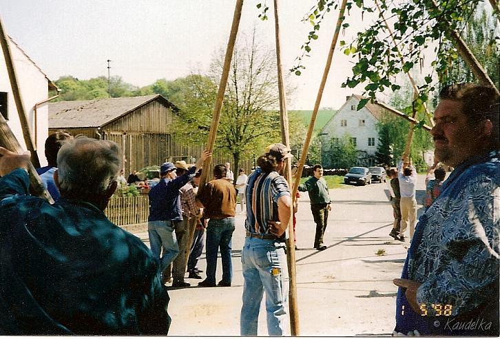 maibaum-aufstellen aus alten tagen 05
