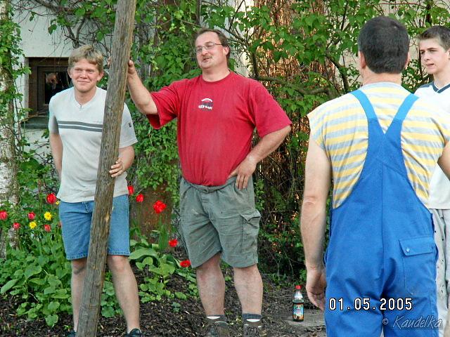 2005-05-01 maibaum aufstellen 040 01 05 2005 17 36 26 a