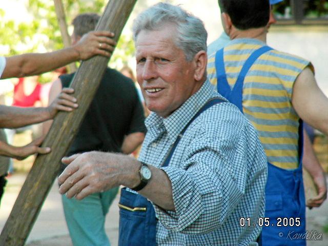 2005-05-01 maibaum aufstellen 043 01 05 2005 17 37 57 a