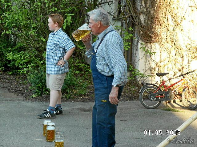 2005-05-01 maibaum aufstellen 067 01 05 2005 17 58 17 a