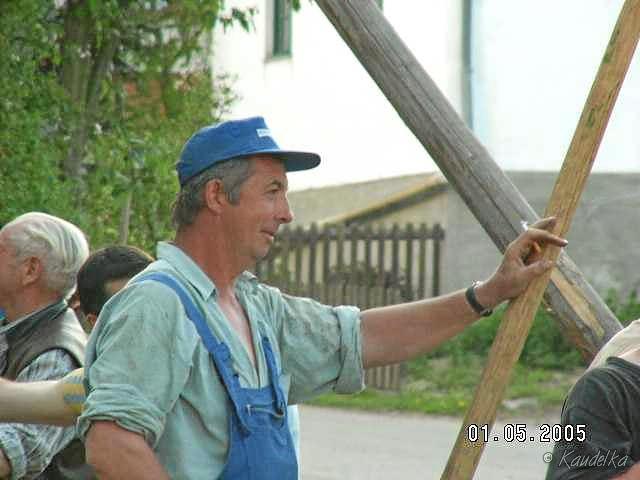 2005-05-01 maibaum aufstellen 070 01 05 2005 a