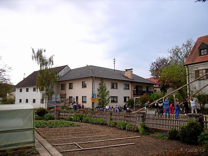 2008-04-30 maibaum-aufstellen 2008 30 04 2008 17 51 54 a