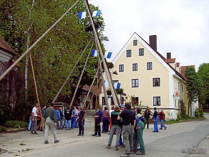 2008-04-30 maibaum-aufstellen 2008 30 04 2008 18 01 35 a