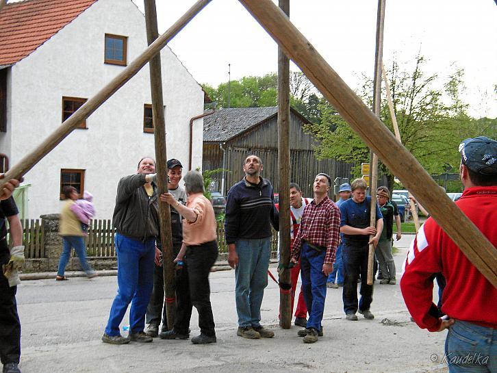 2008-04-30 maibaum-aufstellen 2008 30 04 2008 18 04 41 a