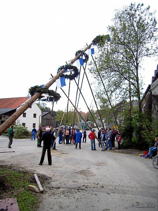 2008-04-30 maibaum-aufstellen 2008 30 04 2008 18 05 35 a