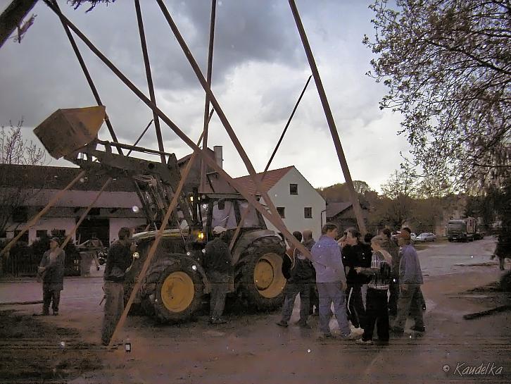 2008-04-30 maibaum-aufstellen 2008 30 04 2008 18 41 44 b