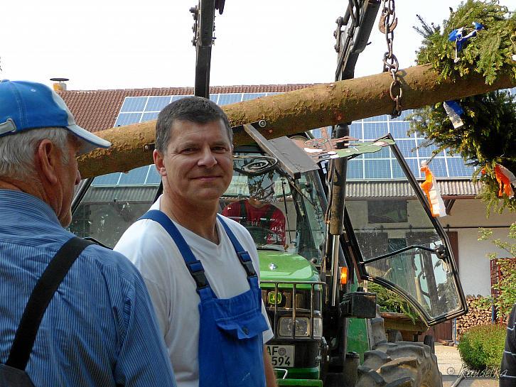 2009-05-01 maibaum-aufstellen 2009 01 05 2009 17 10 16 a