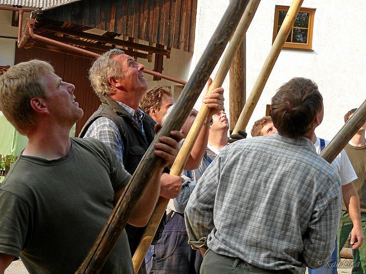 2009-05-01 maibaum-aufstellen 2009 01 05 2009 17 22 21 a