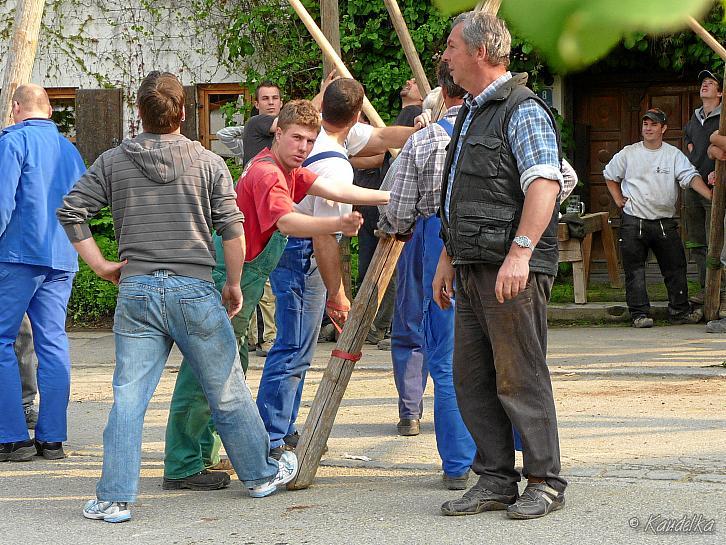 2009-05-01 maibaum-aufstellen 2009 01 05 2009 17 27 41 a