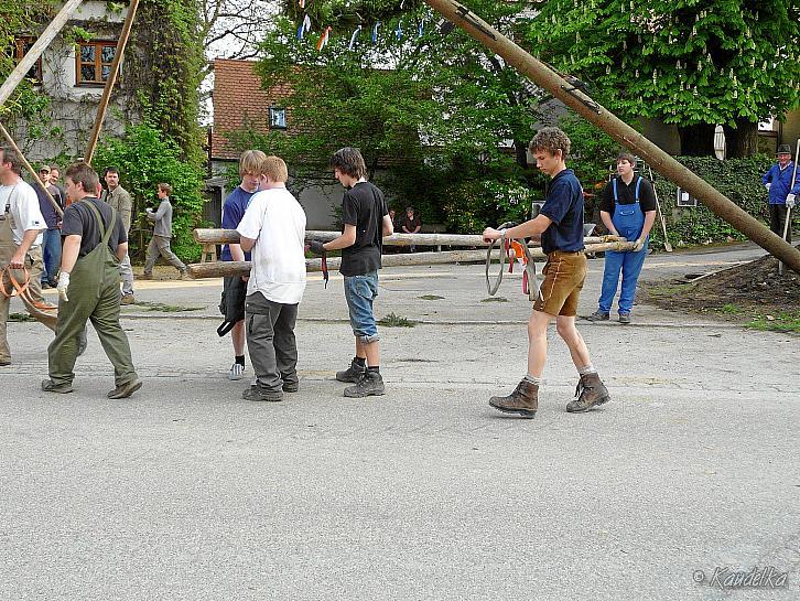 2009-05-01 maibaum-aufstellen 2009 01 05 2009 17 35 04 a