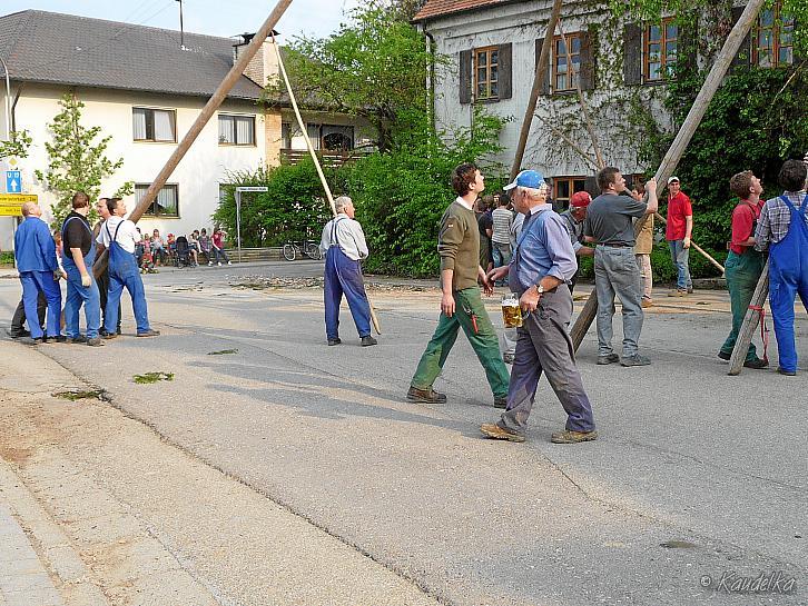 2009-05-01 maibaum-aufstellen 2009 01 05 2009 17 40 23 a