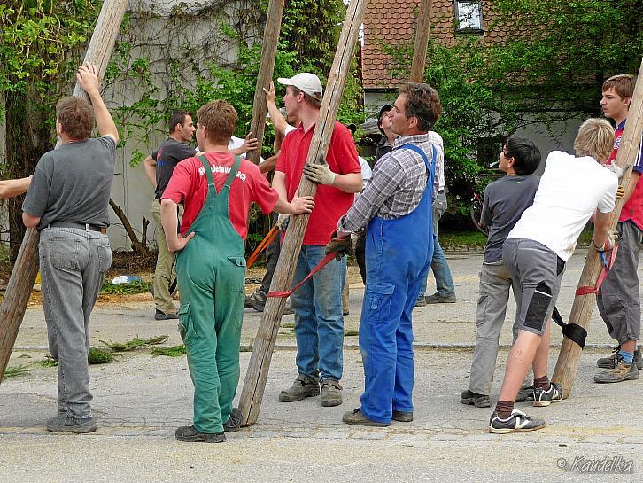2009-05-01 maibaum-aufstellen 2009 01 05 2009 17 45 39 a