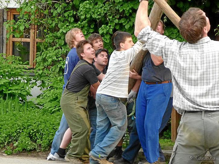2009-05-01 maibaum-aufstellen 2009 01 05 2009 17 46 06 a