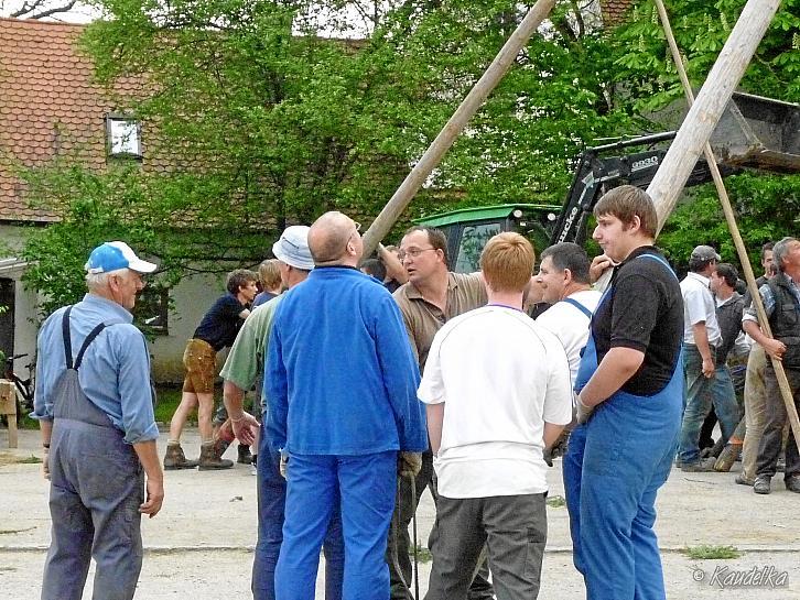 2009-05-01 maibaum-aufstellen 2009 01 05 2009 18 10 04 a