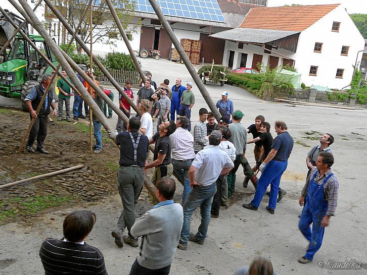 2009-05-01 maibaum-aufstellen 2009 01 05 2009 18 22 17 a