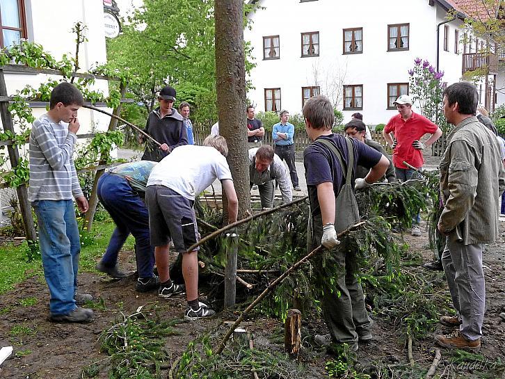 2009-05-01 maibaum-aufstellen 2009 01 05 2009 18 53 02 a