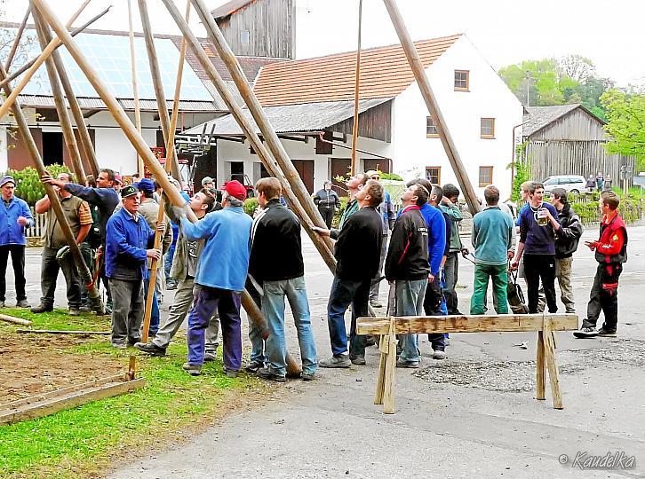 2010-05-01 maibaum-aufstellen 2010 01 05 2010 19 06 42 b