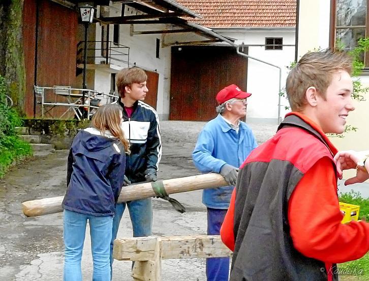 2010-05-01 maibaum-aufstellen 2010 01 05 2010 19 07 14 b
