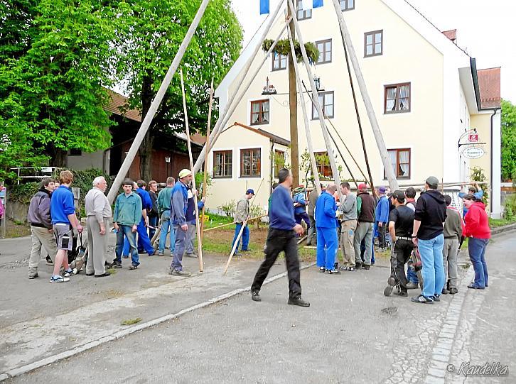 2010-05-01 maibaum-aufstellen 2010 01 05 2010 19 07 28 b