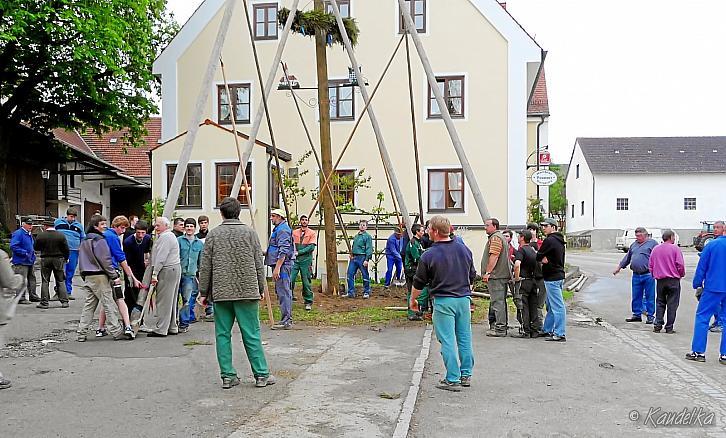 2010-05-01 maibaum-aufstellen 2010 01 05 2010 19 13 51 b