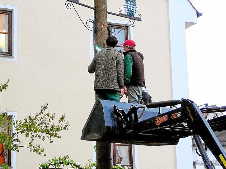 2010-05-01 maibaum-aufstellen 2010 01 05 2010 19 54 52 b