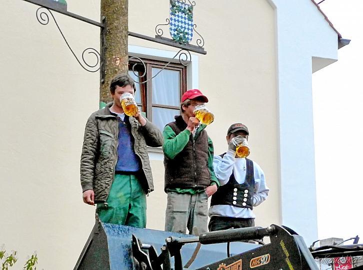 2010-05-01 maibaum-aufstellen 2010 01 05 2010 19 56 21 b