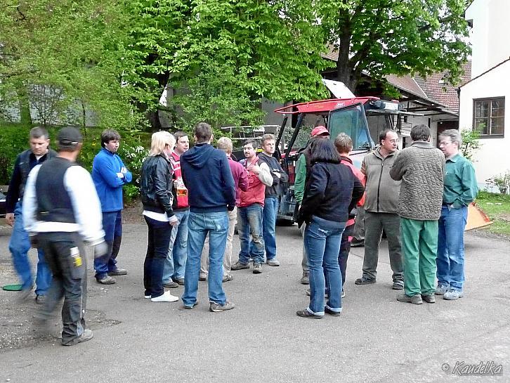 2010-05-01 maibaum-aufstellen 2010 01 05 2010 19 58 03 c