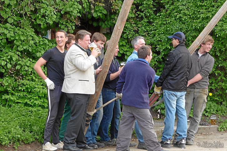 2011-05-01 maibaum-aufstellen 2011 01 05 2011 17 02 35 c