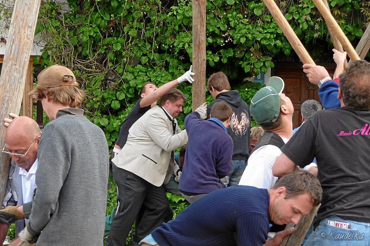 2011-05-01 maibaum-aufstellen 2011 01 05 2011 17 02 55 c