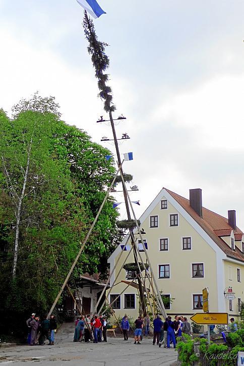 2011-05-01 maibaum-aufstellen 2011 01 05 2011 17 36 48 b