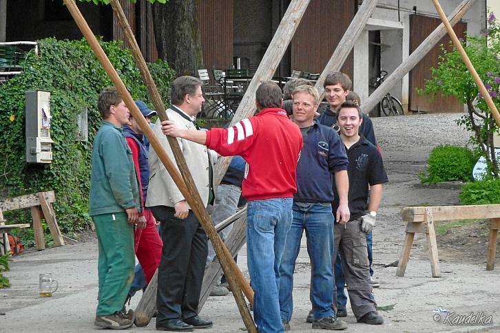 2011-05-01 maibaum-aufstellen 2011 01 05 2011 17 37 19 c