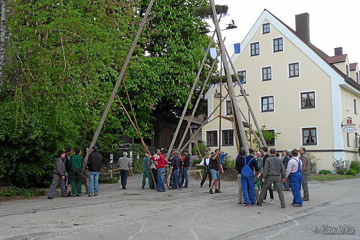 2011-05-01 maibaum-aufstellen 2011 01 05 2011 17 37 43 c