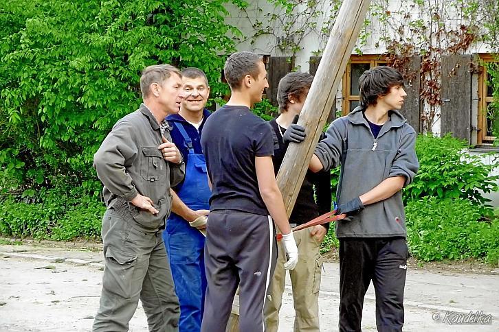 2011-05-01 maibaum-aufstellen 2011 01 05 2011 17 39 31 b