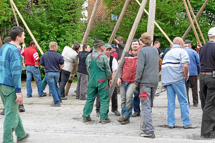 2011-05-01 maibaum-aufstellen 2011 01 05 2011 17 39 47 c
