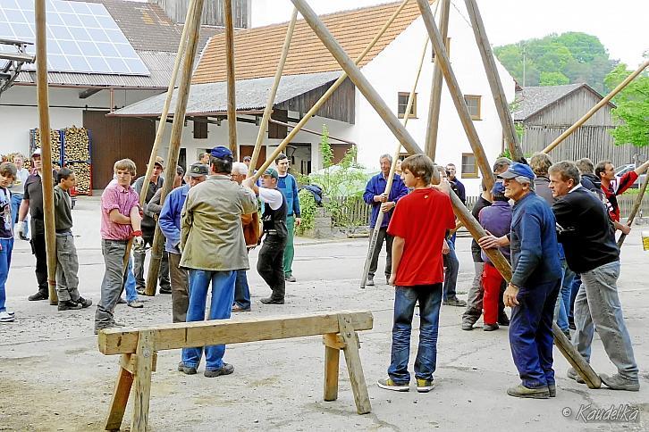 2011-05-01 maibaum-aufstellen 2011 01 05 2011 17 40 15 b