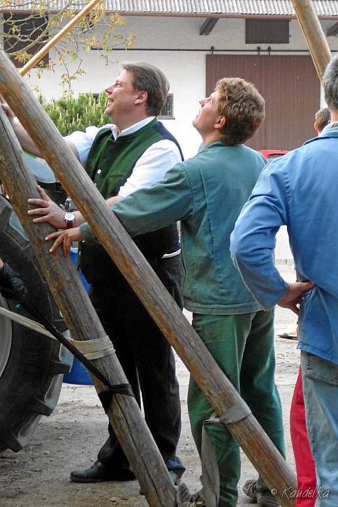 2011-05-01 maibaum-aufstellen 2011 01 05 2011 18 18 53 c