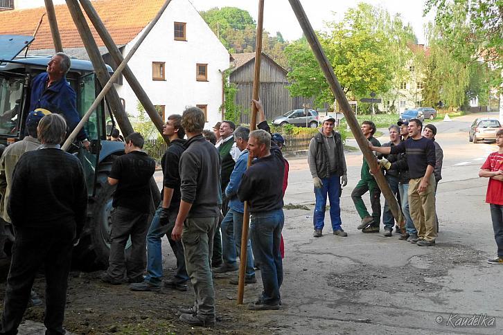2011-05-01 maibaum-aufstellen 2011 01 05 2011 18 19 27 c