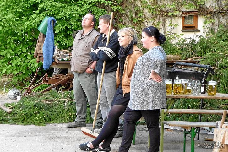2011-05-01 maibaum-aufstellen 2011 01 05 2011 18 19 49 c