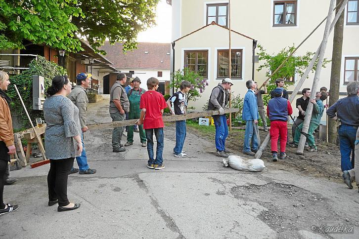2011-05-01 maibaum-aufstellen 2011 01 05 2011 18 27 48 c