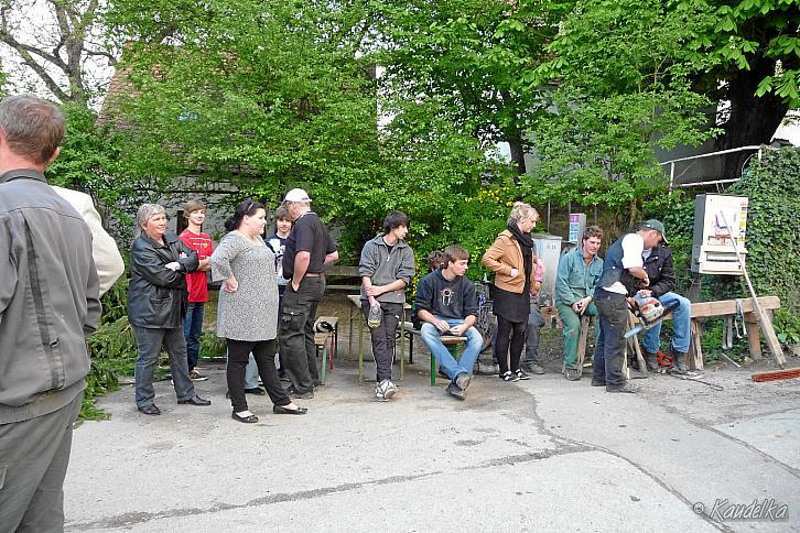 2011-05-01 maibaum-aufstellen 2011 01 05 2011 18 50 28 c