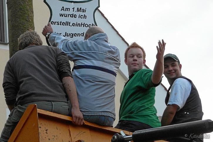 2011-05-01 maibaum-aufstellen 2011 01 05 2011 19 11 55 c