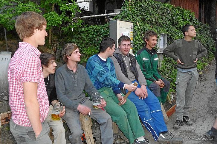 2011-05-01 maibaum-aufstellen 2011 01 05 2011 19 15 21 c