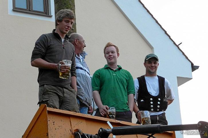 2011-05-01 maibaum-aufstellen 2011 01 05 2011 19 16 38 c