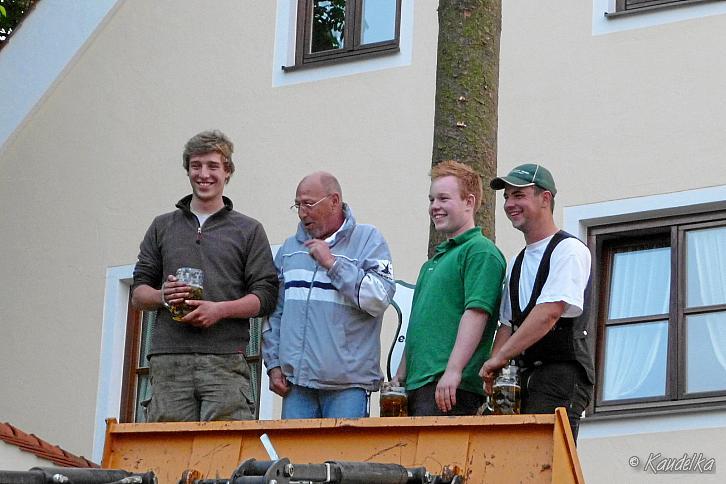 2011-05-01 maibaum-aufstellen 2011 01 05 2011 19 17 48 c