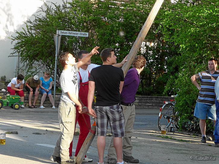 2012-05-01 maibaum-aufstellen 2012 01 05 2012 18 18 06 c