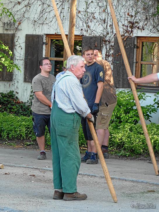 2012-05-01 maibaum-aufstellen 2012 01 05 2012 18 19 21 c