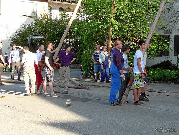 2012-05-01 maibaum-aufstellen 2012 01 05 2012 18 19 29 c
