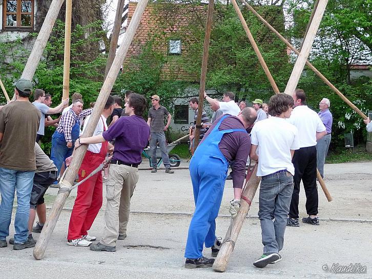 2012-05-01 maibaum-aufstellen 2012 01 05 2012 19 46 50 q