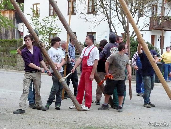 2012-05-01 maibaum-aufstellen 2012 01 05 2012 20 08 09 q