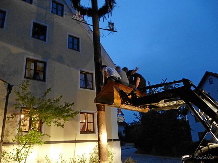 2012-05-01 maibaum-aufstellen 2012 01 05 2012 20 59 47 c